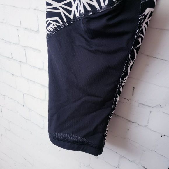 Lululemon Real Quick Crop Posie Black White Floral Size 6 Luxtreme Pockets - Picture 6 of 11